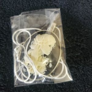 Female skull necklace